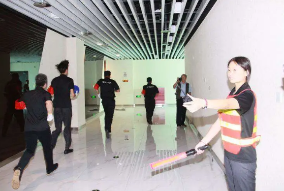 保定消防工程公司：商場發(fā)生火災(zāi)如何逃生？做好這四點(diǎn)！